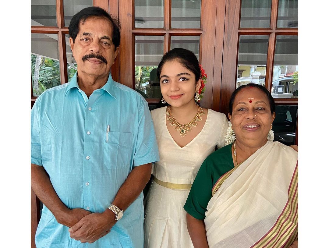 ഇത് മലയാളികളുടെ സ്വന്തം താരകുടുംബം: ഓണ ചിത്രങ്ങളുമായി അഹാനയും ഹന്‍സികയും