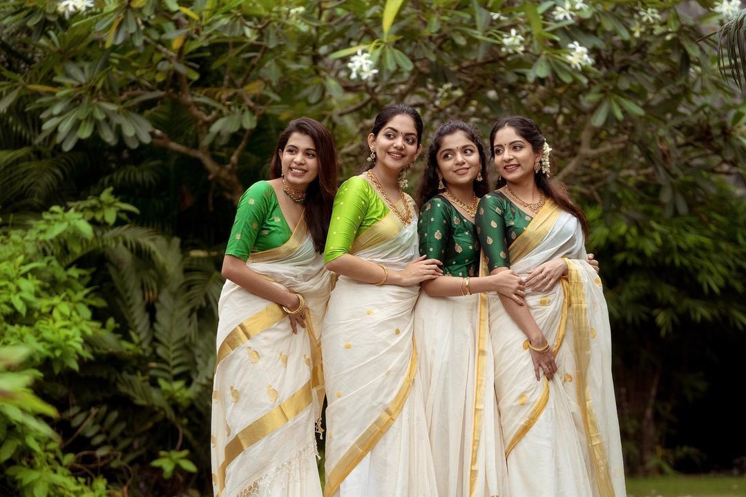 ഇത് മലയാളികളുടെ സ്വന്തം താരകുടുംബം: ഓണ ചിത്രങ്ങളുമായി അഹാനയും ഹന്‍സികയും