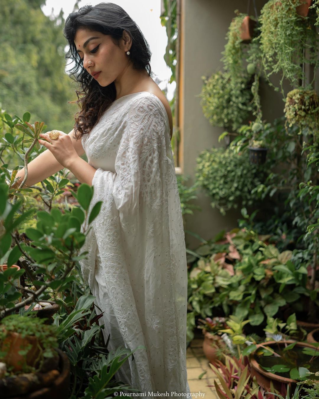 തുവെള്ള സാരിയില്‍ കിടിലന്‍ ലുക്കില്‍ ശ്രുതി രാമചന്ദ്രന്‍: വൈറലായി ചിത്രങ്ങല്‍