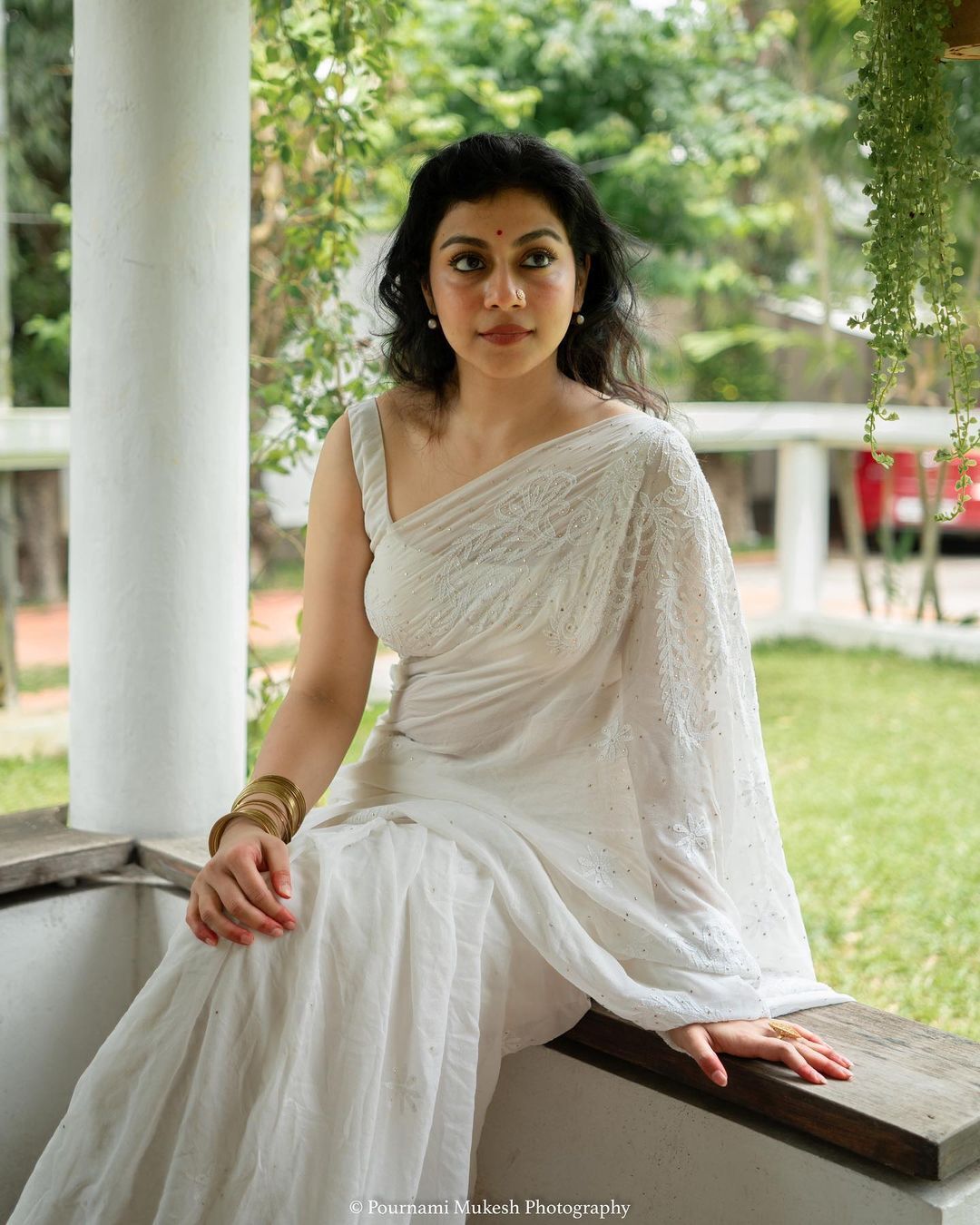 തുവെള്ള സാരിയില്‍ കിടിലന്‍ ലുക്കില്‍ ശ്രുതി രാമചന്ദ്രന്‍: വൈറലായി ചിത്രങ്ങല്‍