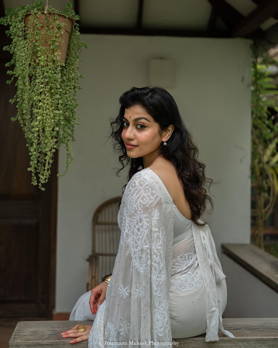 തുവെള്ള സാരിയില്‍ കിടിലന്‍ ലുക്കില്‍ ശ്രുതി രാമചന്ദ്രന്‍: വൈറലായി ചിത്രങ്ങല്‍