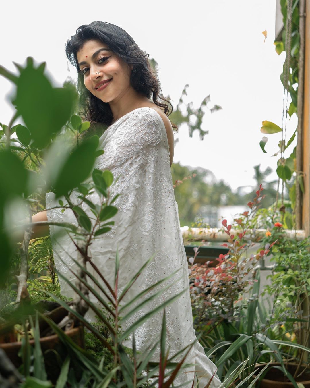 തുവെള്ള സാരിയില്‍ കിടിലന്‍ ലുക്കില്‍ ശ്രുതി രാമചന്ദ്രന്‍: വൈറലായി ചിത്രങ്ങല്‍