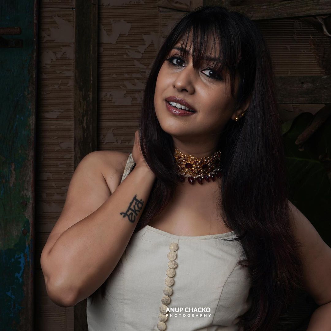 തൂവെള്ളയില്‍ അതീവ സുന്ദരിയായി രഞ്ജിനി ജോസ്: ചിത്രം ഏറ്റെടുത്ത് ആരാധകര്‍