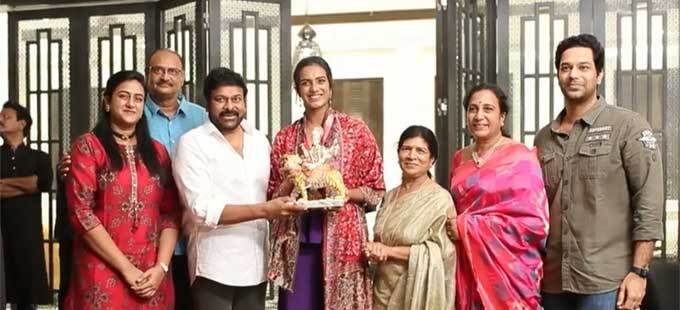 పీవీ సింధుకి 'మెగా' సన్మానం: హాజరైన సినీ ప్రముఖులు (ఫోటోలు)