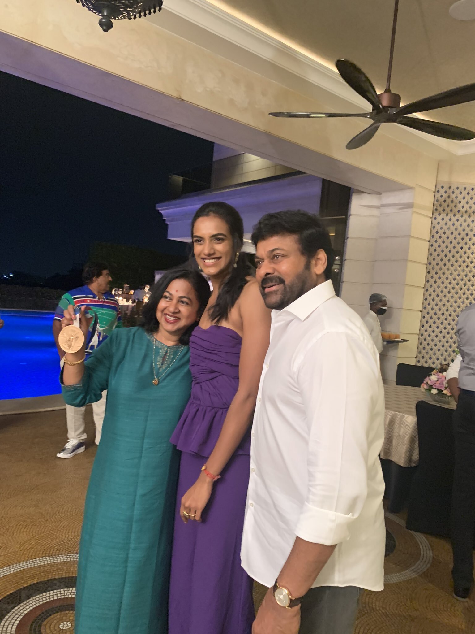 పీవీ సింధుకి 'మెగా' సన్మానం: హాజరైన సినీ ప్రముఖులు (ఫోటోలు)