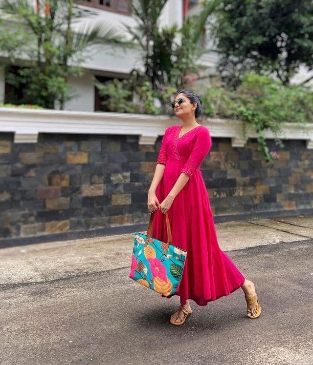 ബീച്ചില്‍ ആര്‍ത്തുല്ലസിച്ച് അഹാന; നടിയുടെ ഏറ്റവും പുതിയ ചിത്രങ്ങള്‍ വൈറല്‍