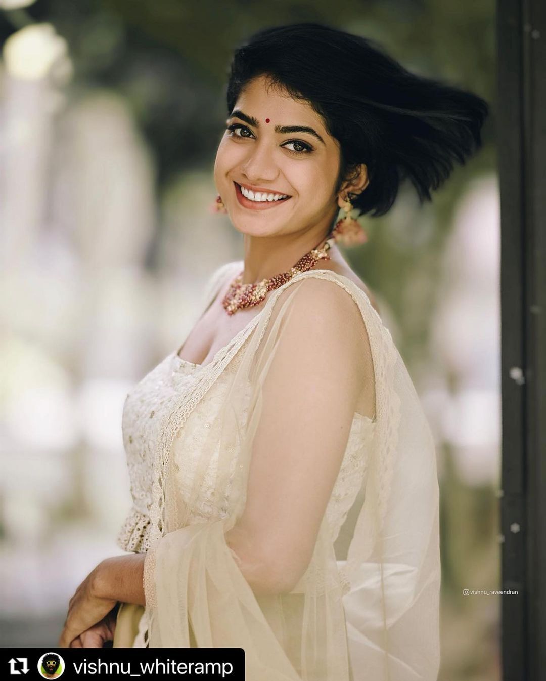 ഓണക്കോടിയിൽ ഗ്ലാമറസ് ലുക്കായി അനാർക്കലി മരയ്ക്കാർ, വൈറൽ ഫോട്ടോഷൂട്ട് കാണാം