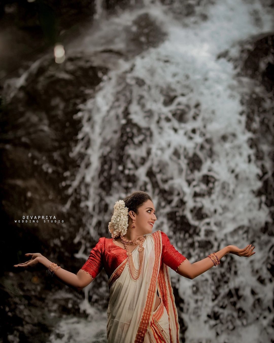 വെള്ളച്ചാട്ടത്തില്‍ ഊഞ്ഞാലാടി നടി മറീന മൈക്കിളിന്റെ ഓണാഘോഷം; വൈറലായി പുതിയ ചിത്രങ്ങള്‍