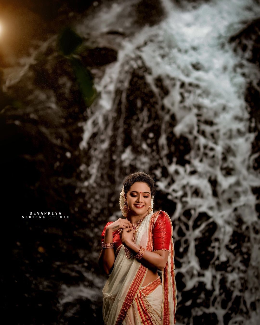 വെള്ളച്ചാട്ടത്തില്‍ ഊഞ്ഞാലാടി നടി മറീന മൈക്കിളിന്റെ ഓണാഘോഷം; വൈറലായി പുതിയ ചിത്രങ്ങള്‍