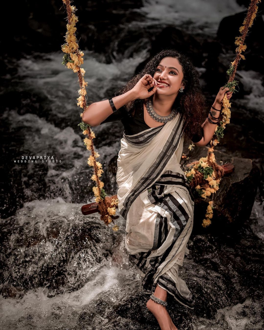 വെള്ളച്ചാട്ടത്തില്‍ ഊഞ്ഞാലാടി നടി മറീന മൈക്കിളിന്റെ ഓണാഘോഷം; വൈറലായി പുതിയ ചിത്രങ്ങള്‍