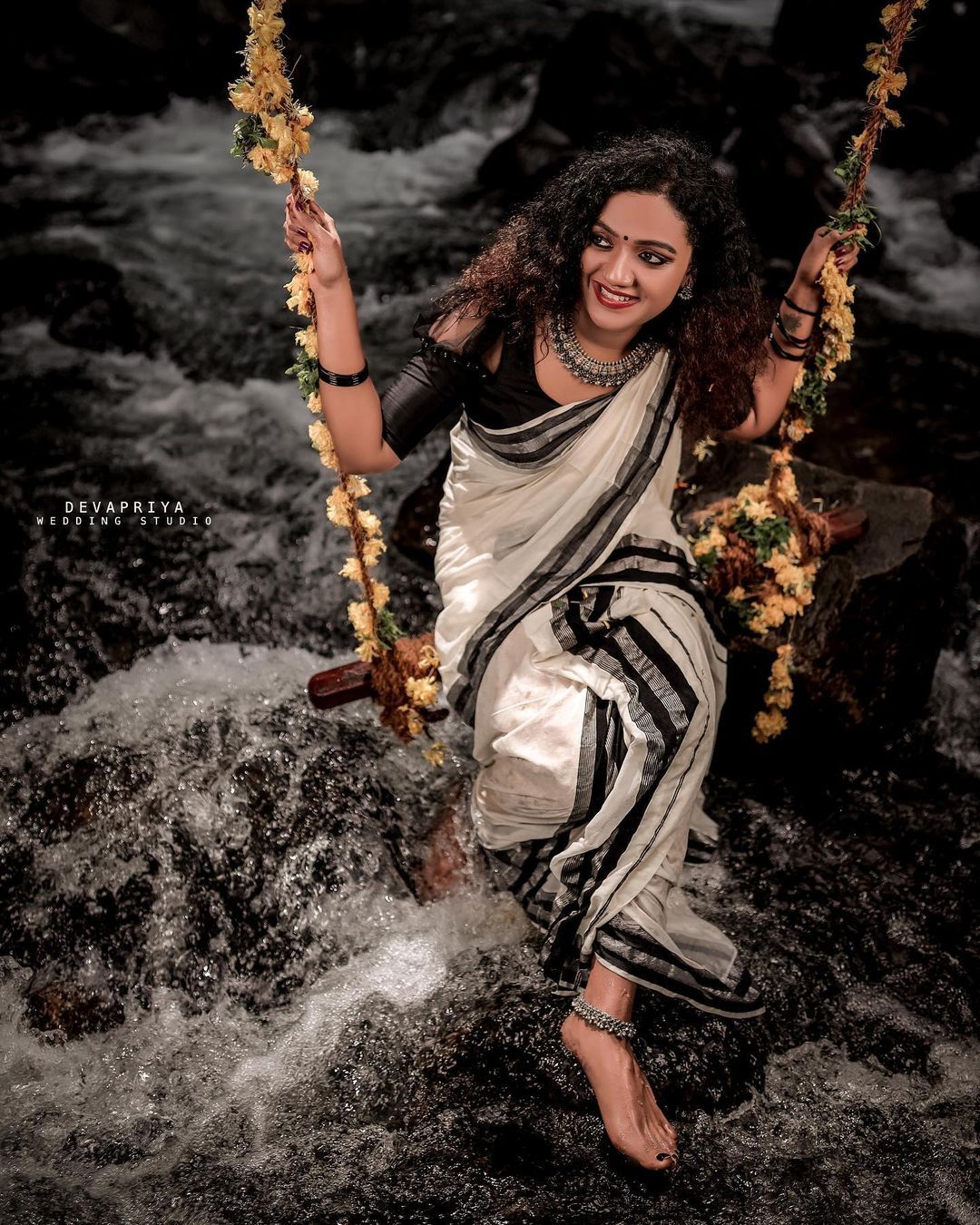 വെള്ളച്ചാട്ടത്തില്‍ ഊഞ്ഞാലാടി നടി മറീന മൈക്കിളിന്റെ ഓണാഘോഷം; വൈറലായി പുതിയ ചിത്രങ്ങള്‍