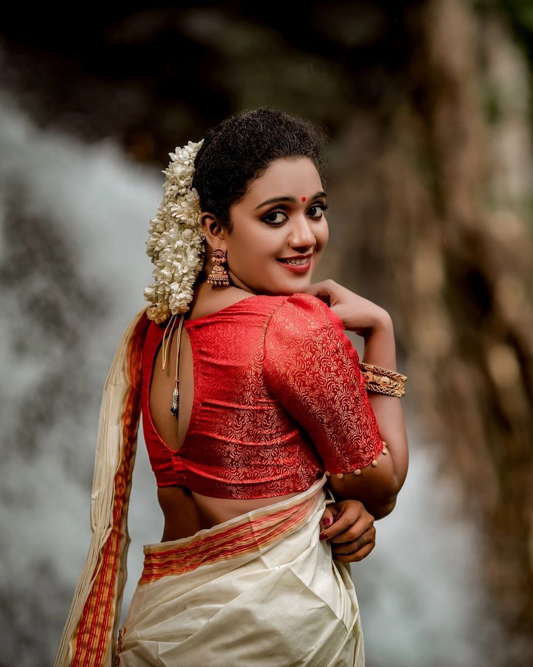 വെള്ളച്ചാട്ടത്തില്‍ ഊഞ്ഞാലാടി നടി മറീന മൈക്കിളിന്റെ ഓണാഘോഷം; വൈറലായി പുതിയ ചിത്രങ്ങള്‍