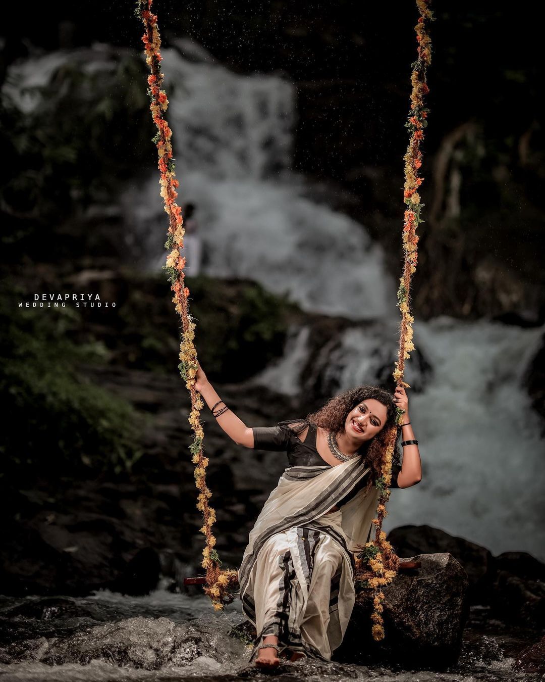 വെള്ളച്ചാട്ടത്തില്‍ ഊഞ്ഞാലാടി നടി മറീന മൈക്കിളിന്റെ ഓണാഘോഷം; വൈറലായി പുതിയ ചിത്രങ്ങള്‍