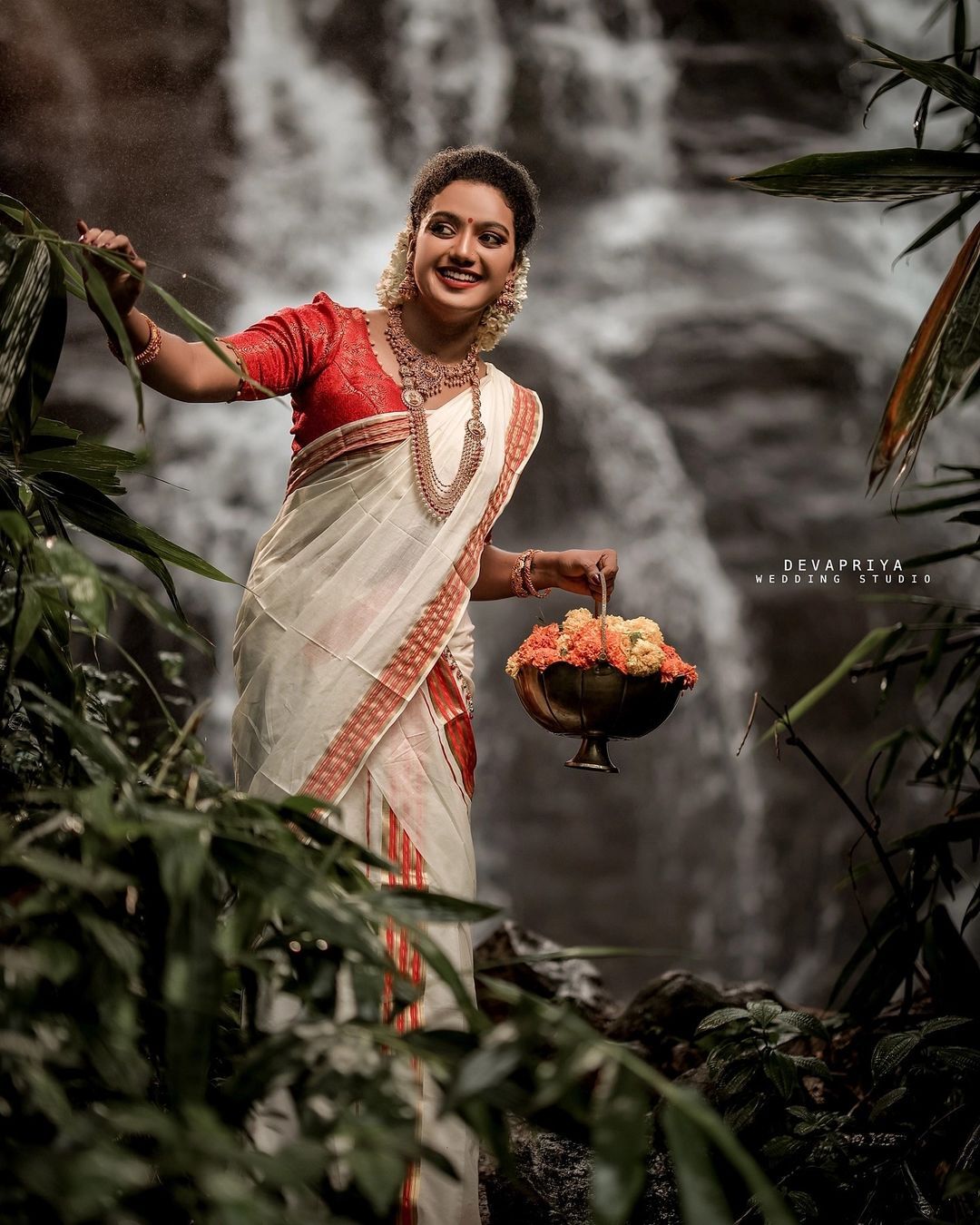 വെള്ളച്ചാട്ടത്തില്‍ ഊഞ്ഞാലാടി നടി മറീന മൈക്കിളിന്റെ ഓണാഘോഷം; വൈറലായി പുതിയ ചിത്രങ്ങള്‍