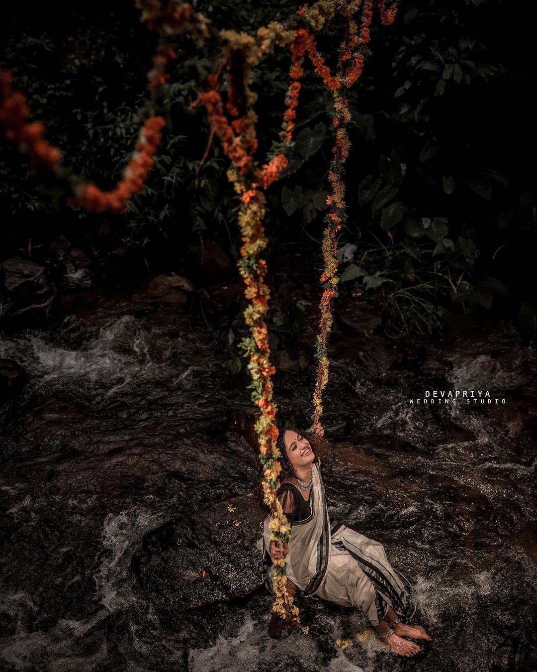 വെള്ളച്ചാട്ടത്തില്‍ ഊഞ്ഞാലാടി നടി മറീന മൈക്കിളിന്റെ ഓണാഘോഷം; വൈറലായി പുതിയ ചിത്രങ്ങള്‍