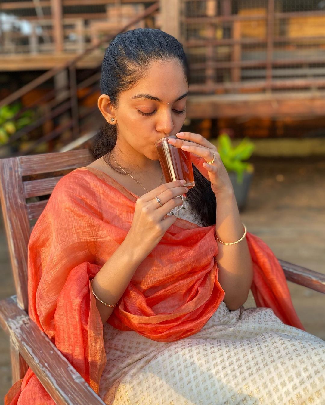 കേരള സാരിയില്‍ വേറിട്ട ലുക്കുമായി അഹാന കൃഷ്ണ; താരത്തിന്റെ ചിത്രങ്ങള്‍ വൈറല്‍