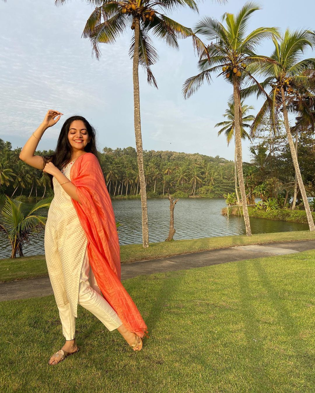 കേരള സാരിയില്‍ വേറിട്ട ലുക്കുമായി അഹാന കൃഷ്ണ; താരത്തിന്റെ ചിത്രങ്ങള്‍ വൈറല്‍