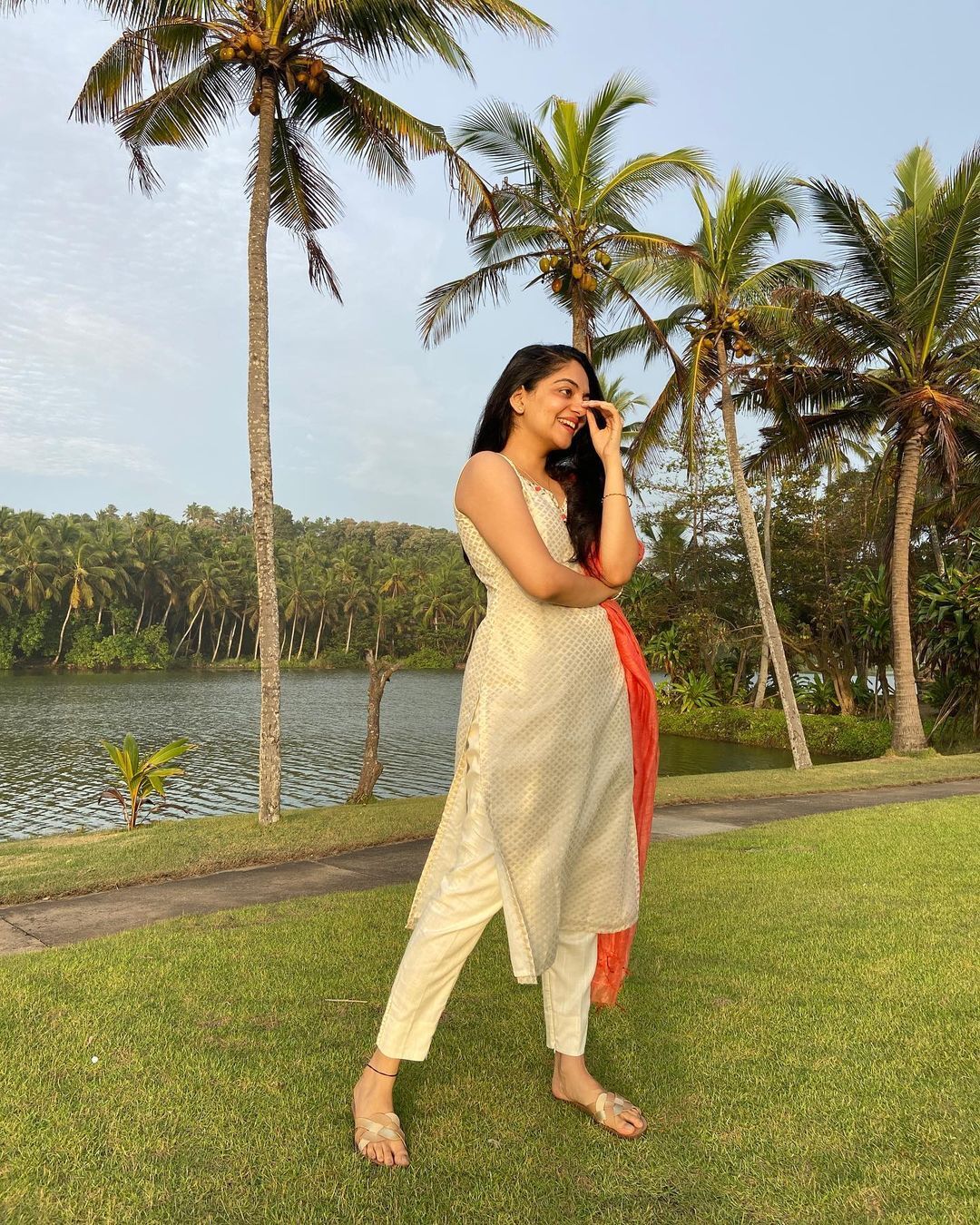 കേരള സാരിയില്‍ വേറിട്ട ലുക്കുമായി അഹാന കൃഷ്ണ; താരത്തിന്റെ ചിത്രങ്ങള്‍ വൈറല്‍