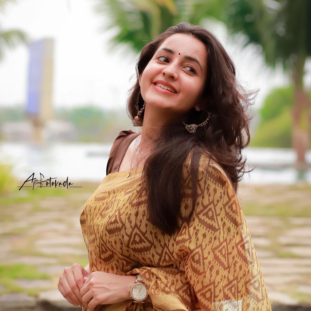 സാരിയിൽ സുന്ദരിയായി ഭാമ; ഏറ്റവും പുതിയ ചിത്രങ്ങൾ കാണാം