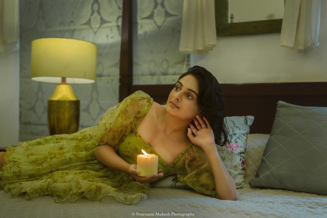 കുട്ടിയുടുപ്പിട്ട് ഗ്ലാമറസ്സായി എസ്തർ അനിൽ, പുതിയ ചിത്രങ്ങൾ വൈറൽ