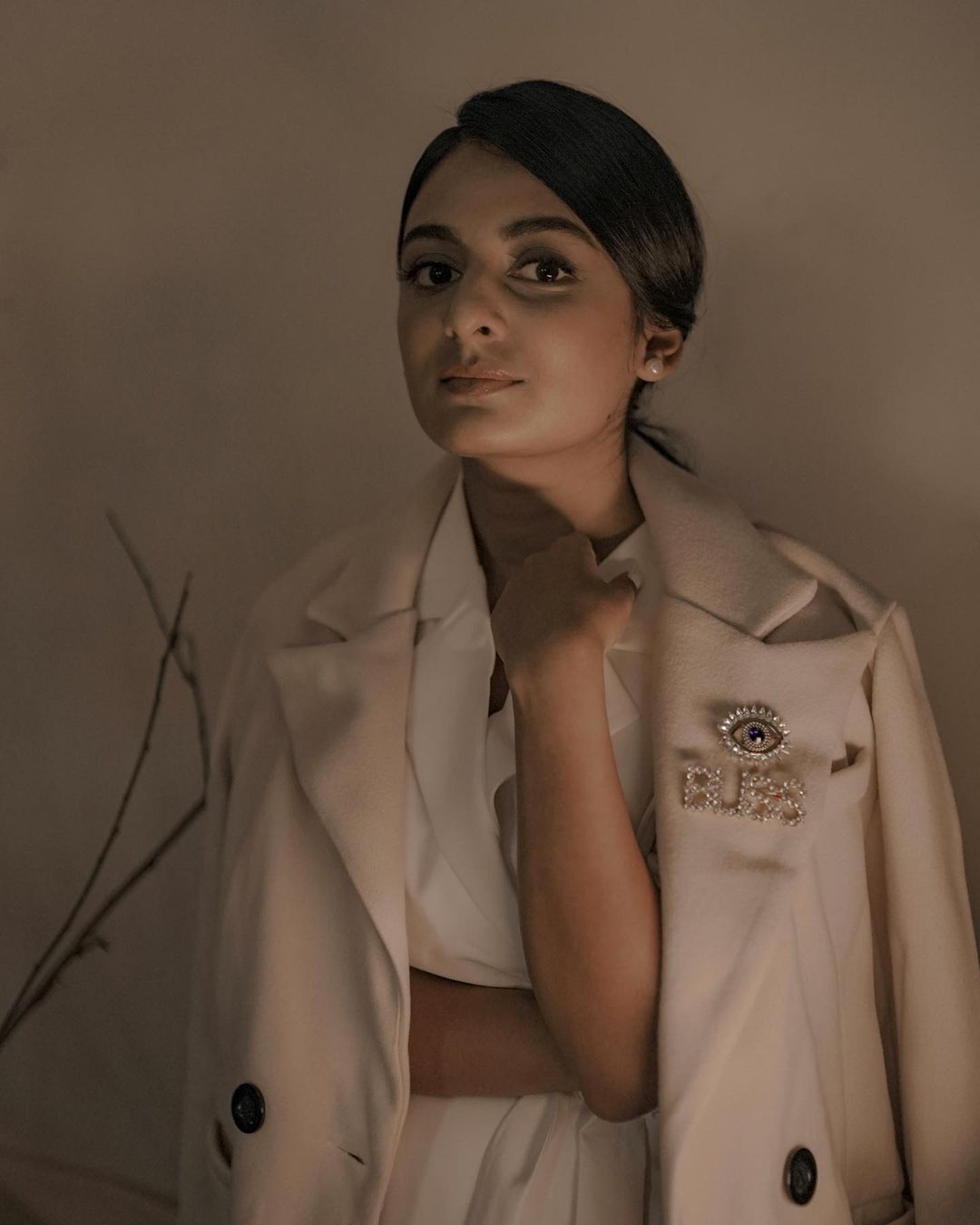 കണ്ണ് തള്ളിപ്പോകും! 58 കിലോ ഭാരമുളള  ​​ഗൗണിൽ നടി എസ്തർ 