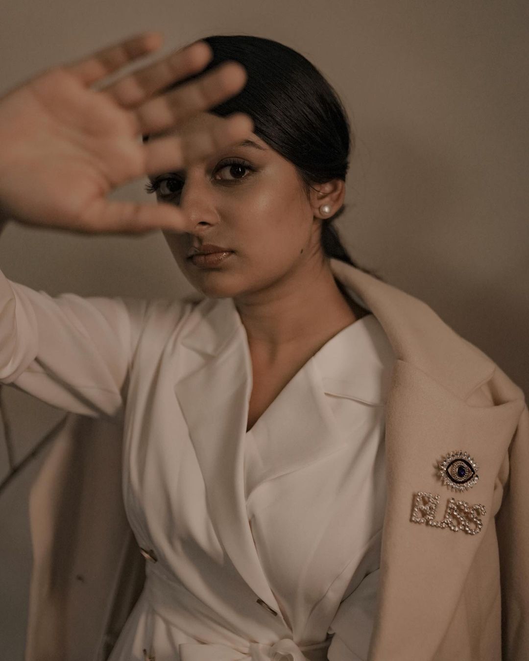 കണ്ണ് തള്ളിപ്പോകും! 58 കിലോ ഭാരമുളള  ​​ഗൗണിൽ നടി എസ്തർ 