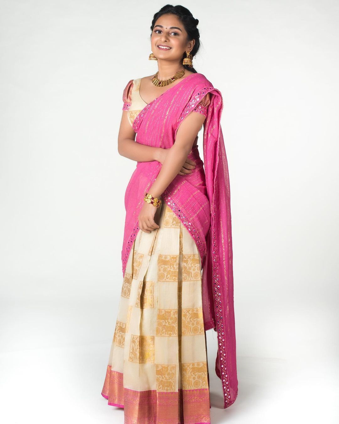 കണ്ണ് തള്ളിപ്പോകും! 58 കിലോ ഭാരമുളള  ​​ഗൗണിൽ നടി എസ്തർ 