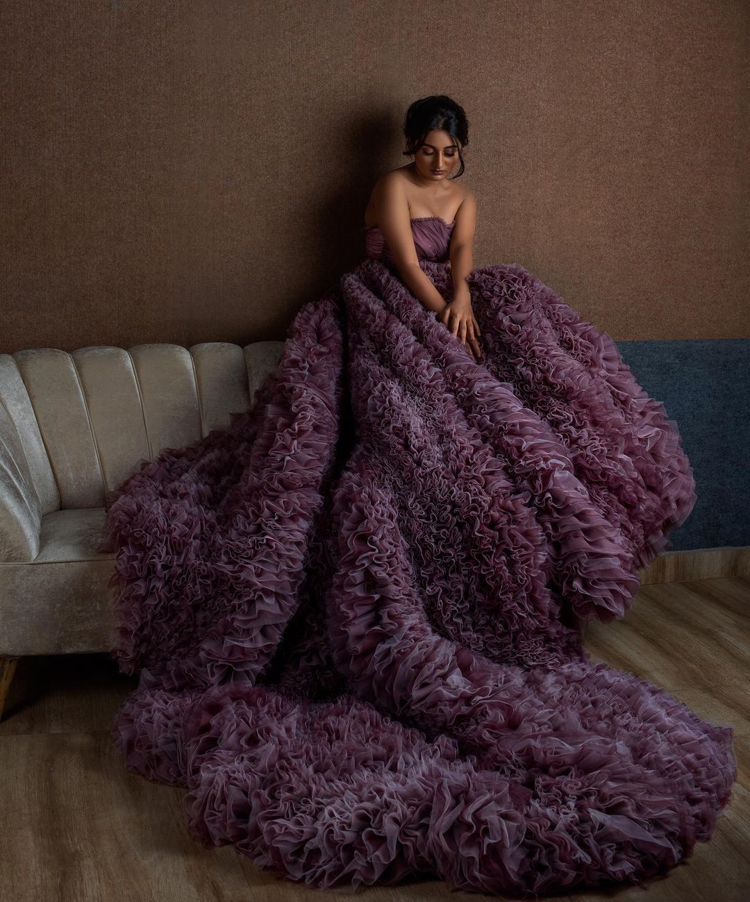 കണ്ണ് തള്ളിപ്പോകും! 58 കിലോ ഭാരമുളള  ​​ഗൗണിൽ നടി എസ്തർ 