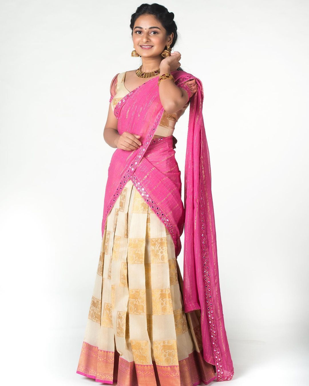 കണ്ണ് തള്ളിപ്പോകും! 58 കിലോ ഭാരമുളള  ​​ഗൗണിൽ നടി എസ്തർ 