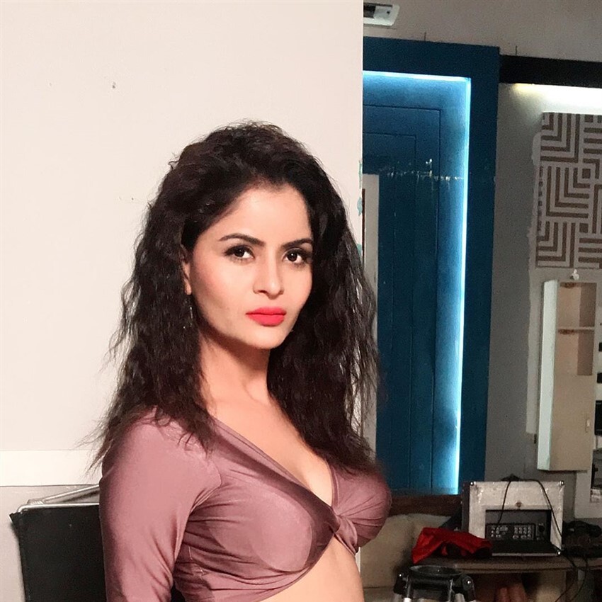 ഇത് നീലച്ചിത്രമാണോ? പൂർണ നഗ്നയായി പ്രതിഷേധിച്ച് നടി ഗെഹന വസിഷ്ട്