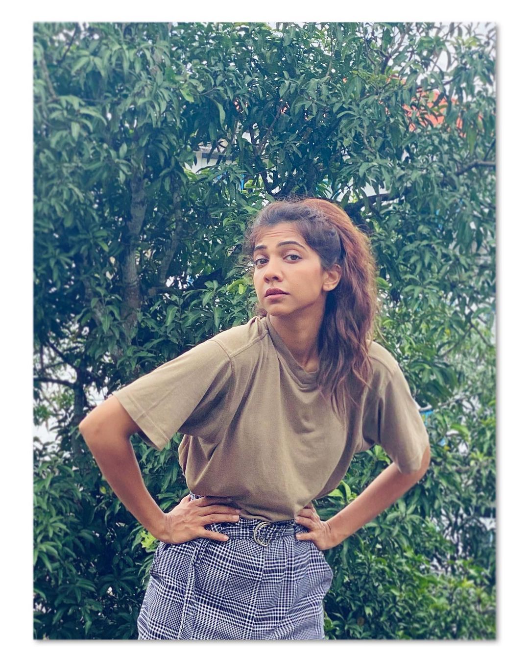 പൂന്തോട്ടത്തില്‍ ചിന്താവിഷ്ടയായി നടി മഡോണ സെബാസ്റ്റിയന്‍; എന്തുപറ്റിയെന്ന് തിരക്കി ആരാധകര്‍