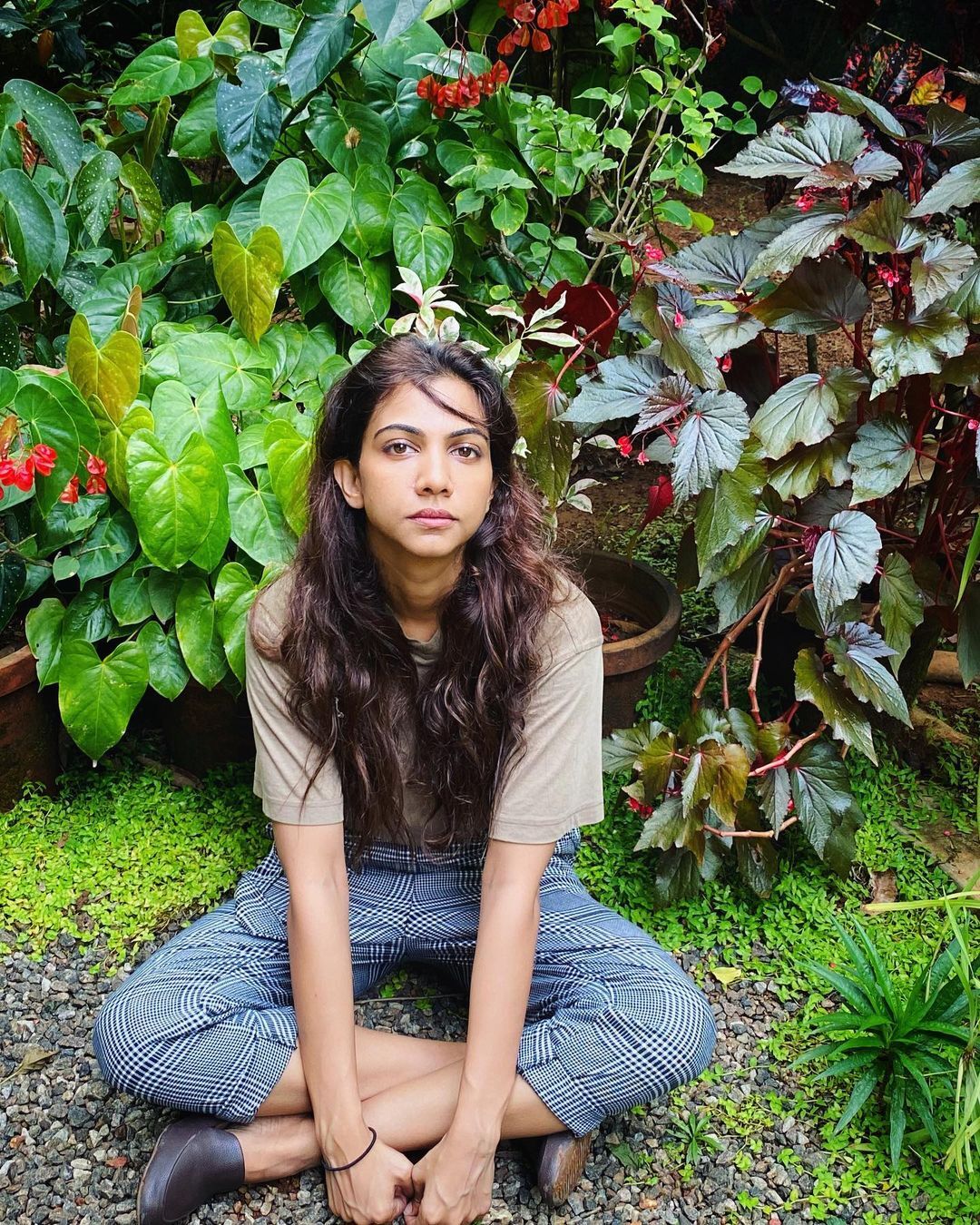 പൂന്തോട്ടത്തില്‍ ചിന്താവിഷ്ടയായി നടി മഡോണ സെബാസ്റ്റിയന്‍; എന്തുപറ്റിയെന്ന് തിരക്കി ആരാധകര്‍