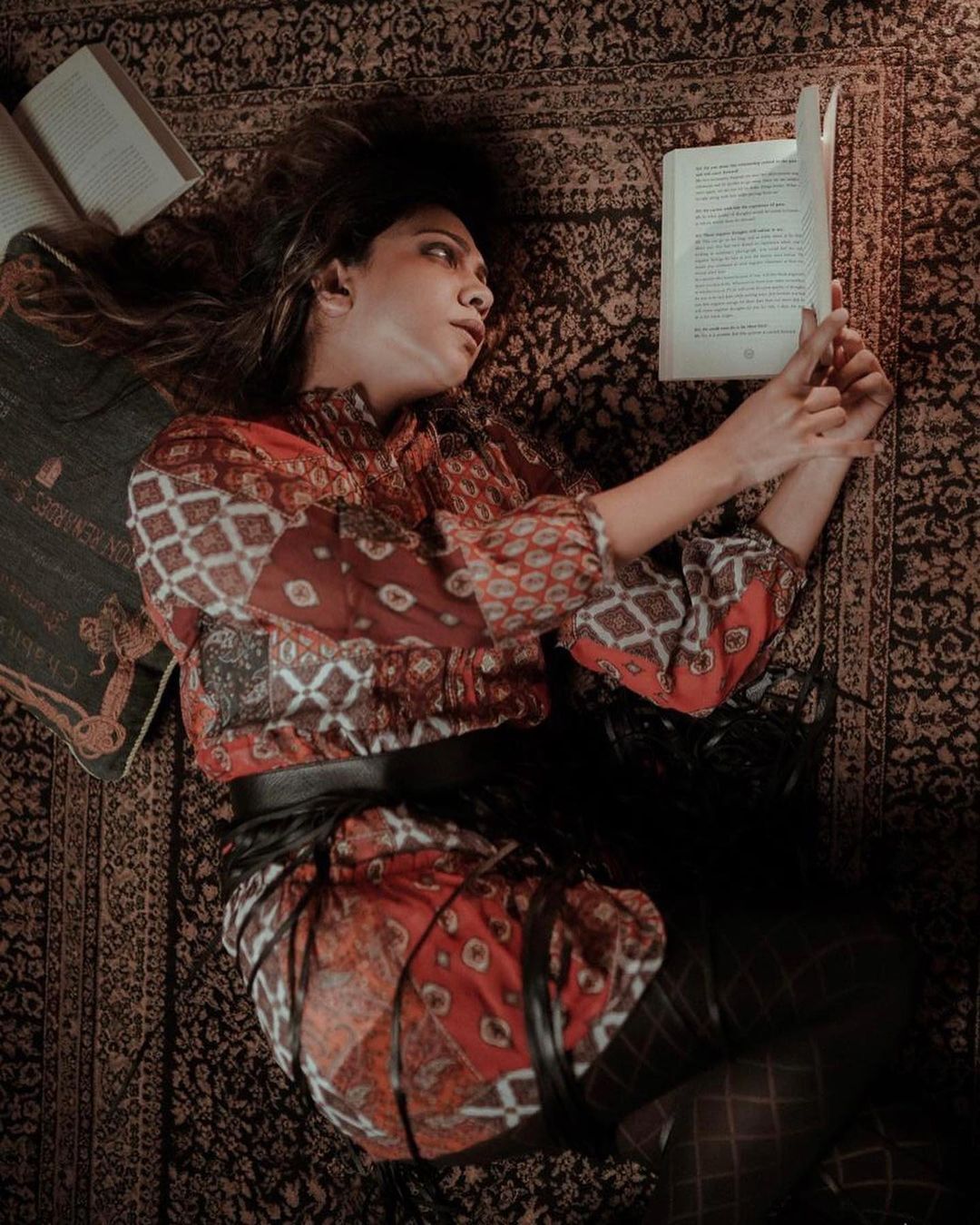 പൂന്തോട്ടത്തില്‍ ചിന്താവിഷ്ടയായി നടി മഡോണ സെബാസ്റ്റിയന്‍; എന്തുപറ്റിയെന്ന് തിരക്കി ആരാധകര്‍