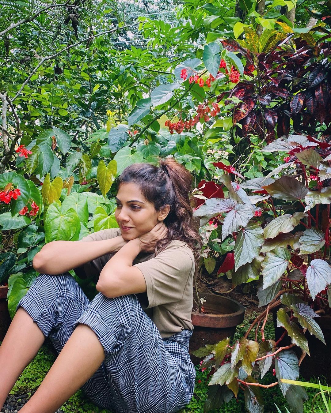 പൂന്തോട്ടത്തില്‍ ചിന്താവിഷ്ടയായി നടി മഡോണ സെബാസ്റ്റിയന്‍; എന്തുപറ്റിയെന്ന് തിരക്കി ആരാധകര്‍