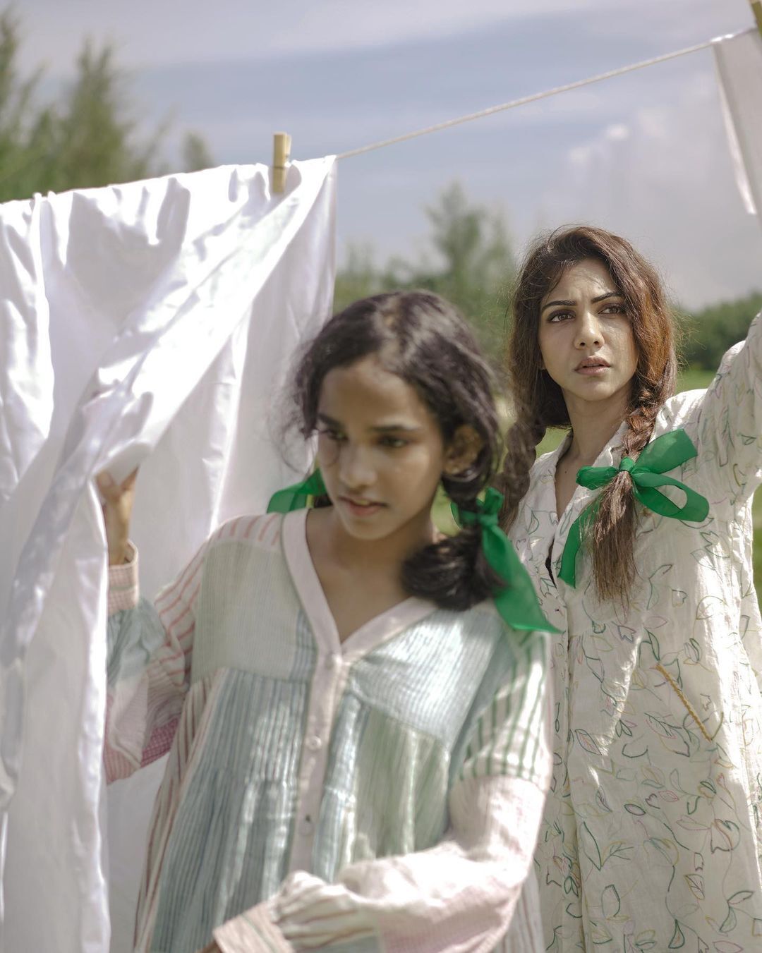 'നിലനിൽക്കുന്നതും നിരുപാധികവുമായ സ്നേഹം'; കടല്‍തീരത്ത് സഹോദരിയുമായി മഡോണയുടെ ഫോട്ടോഷൂട്ട്.. ചിത്രങ്ങള്‍ കാണാം 