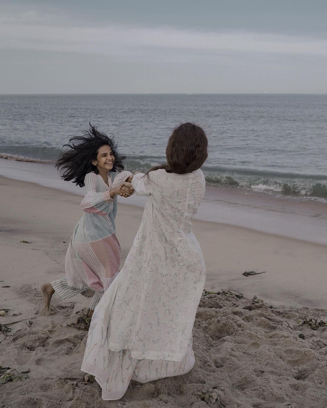 'നിലനിൽക്കുന്നതും നിരുപാധികവുമായ സ്നേഹം'; കടല്‍തീരത്ത് സഹോദരിയുമായി മഡോണയുടെ ഫോട്ടോഷൂട്ട്.. ചിത്രങ്ങള്‍ കാണാം 