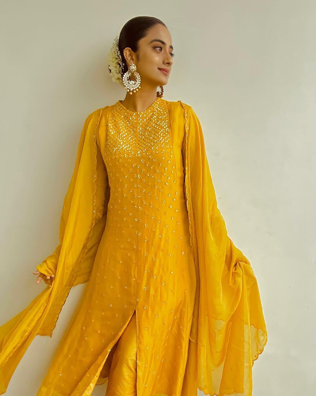 വിന്റേജ് മഞ്ഞയും മുല്ലമൊട്ടും; നമിത പ്രമോദിന്റെ ഇൻസ്റ്റഗ്രാം ചിത്രങ്ങൾ വൈറലാകുന്നു