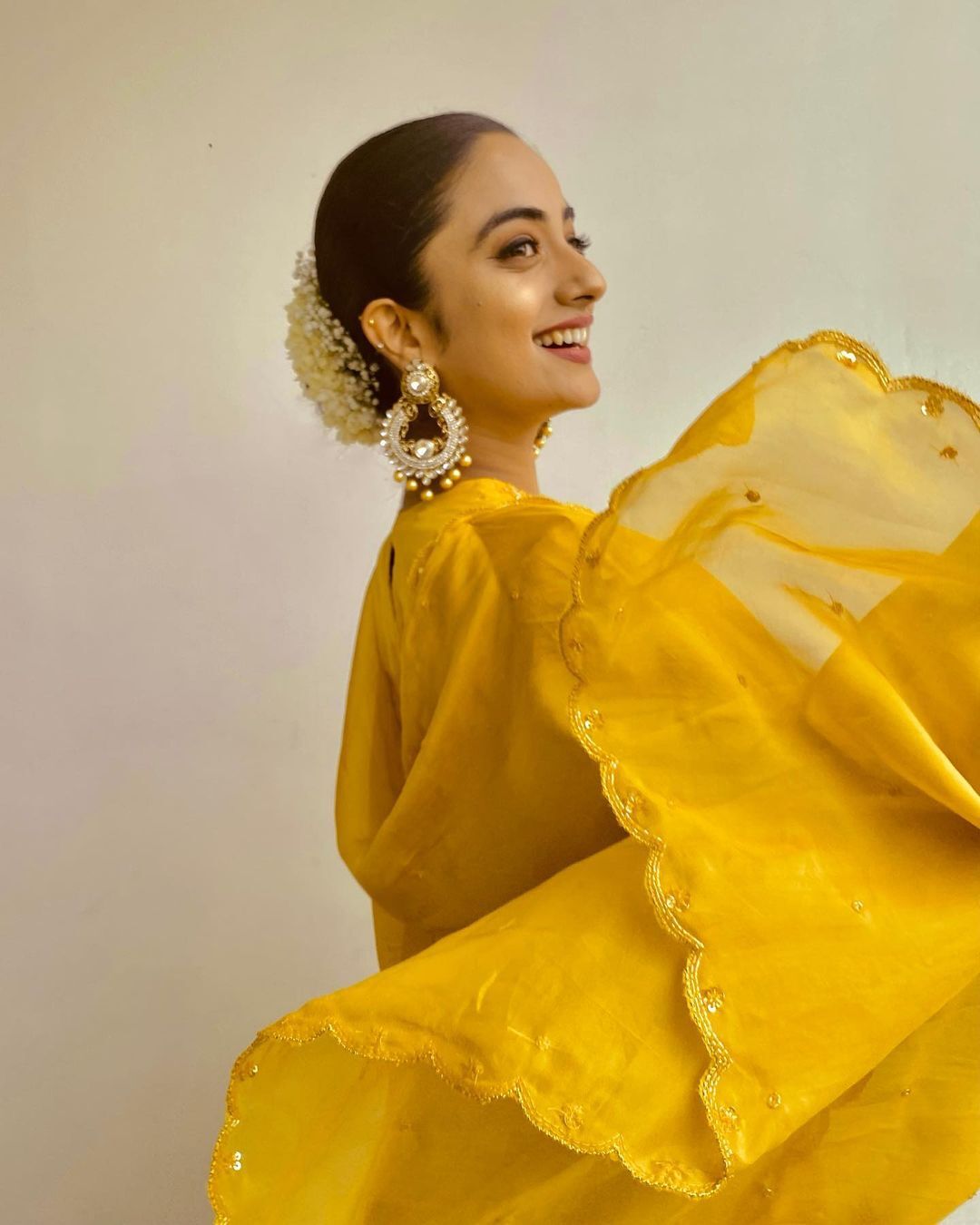 വിന്റേജ് മഞ്ഞയും മുല്ലമൊട്ടും; നമിത പ്രമോദിന്റെ ഇൻസ്റ്റഗ്രാം ചിത്രങ്ങൾ വൈറലാകുന്നു