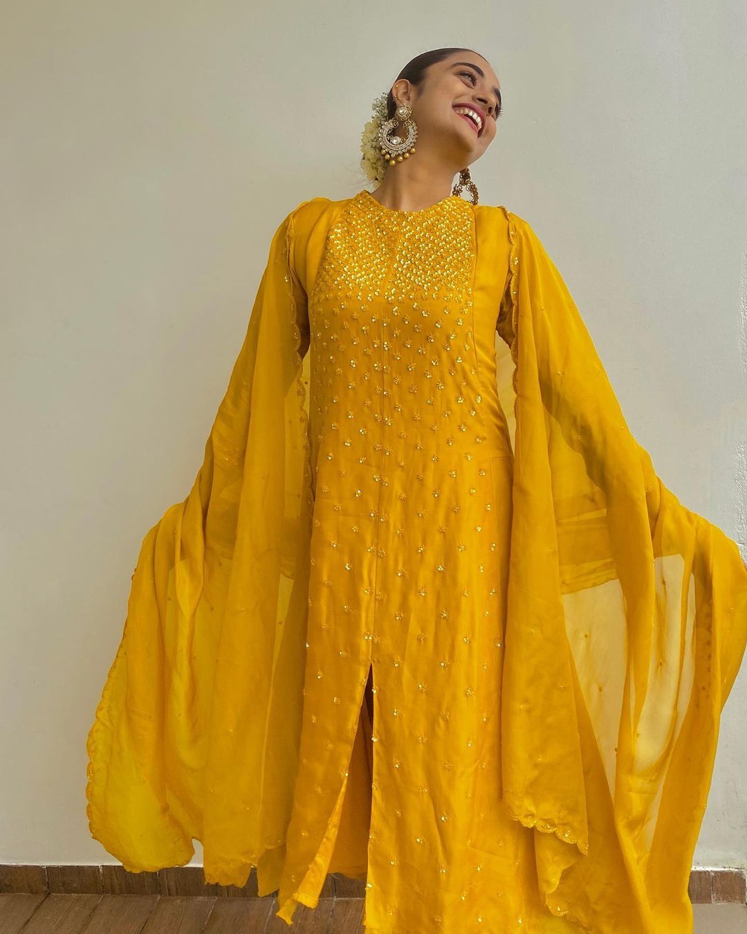 വിന്റേജ് മഞ്ഞയും മുല്ലമൊട്ടും; നമിത പ്രമോദിന്റെ ഇൻസ്റ്റഗ്രാം ചിത്രങ്ങൾ വൈറലാകുന്നു