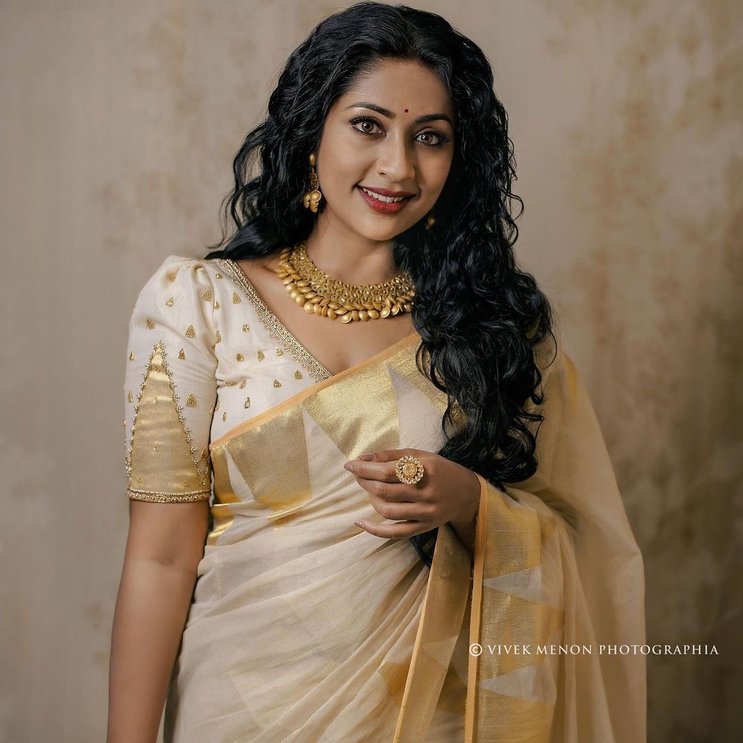 കസവ് സാരിയില്‍ അതിസുന്ദരിയായി നടി നവ്യ നായര്‍; വൈറലായ ഓണ ചിത്രങ്ങള്‍ കാണാം
