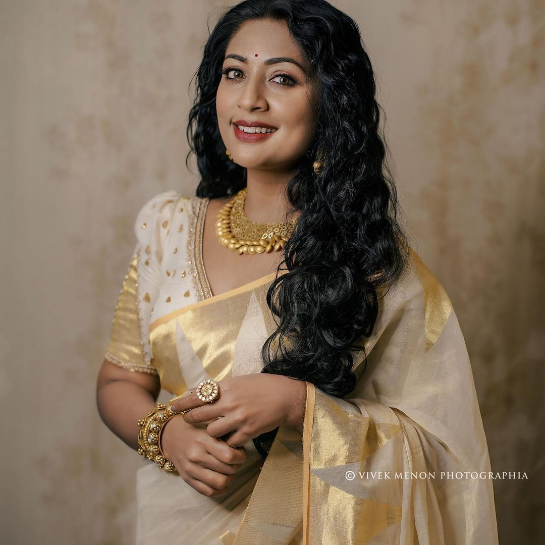 കസവ് സാരിയില്‍ അതിസുന്ദരിയായി നടി നവ്യ നായര്‍; വൈറലായ ഓണ ചിത്രങ്ങള്‍ കാണാം