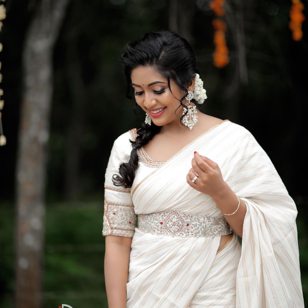 നവ്യയുടെ പ്രായം താഴേക്കാണോ? വീണ്ടും സുന്ദരിയായി താരം... വൈറലായി പുതിയ ചിത്രങ്ങൾ