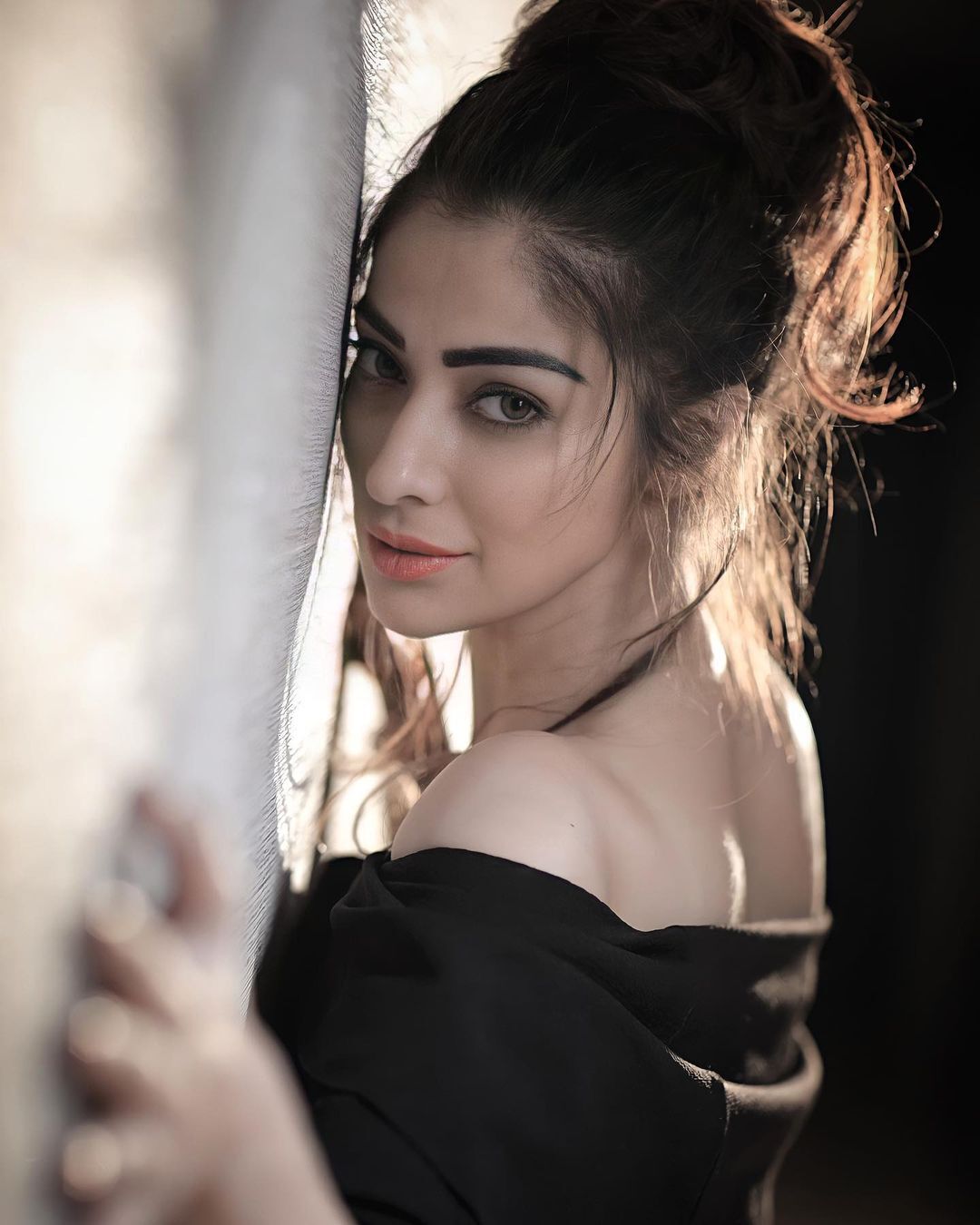 ഇതെന്തൊരു ലുക്ക്? കണ്ണെടുക്കാനുകുന്നില്ലെന്ന് ആരാധകർ;  ലക്ഷ്മി റായിയുടെ ഏറ്റവും പുതിയ ഫോട്ടോകൾ വൈറൽ