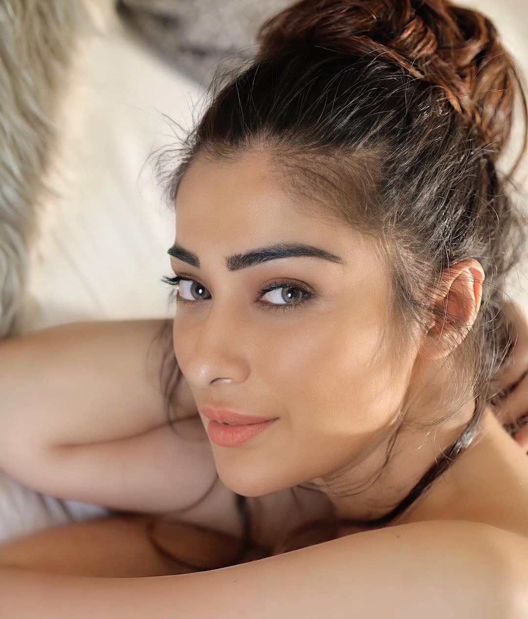 ഇതെന്തൊരു ലുക്ക്? കണ്ണെടുക്കാനുകുന്നില്ലെന്ന് ആരാധകർ;  ലക്ഷ്മി റായിയുടെ ഏറ്റവും പുതിയ ഫോട്ടോകൾ വൈറൽ