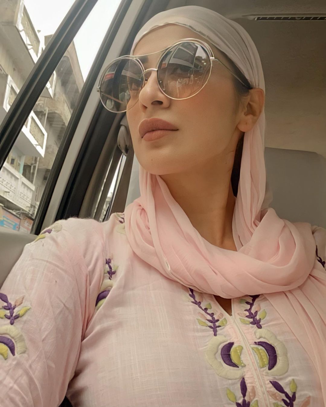 ഇതെന്തൊരു ലുക്ക്? കണ്ണെടുക്കാനുകുന്നില്ലെന്ന് ആരാധകർ;  ലക്ഷ്മി റായിയുടെ ഏറ്റവും പുതിയ ഫോട്ടോകൾ വൈറൽ