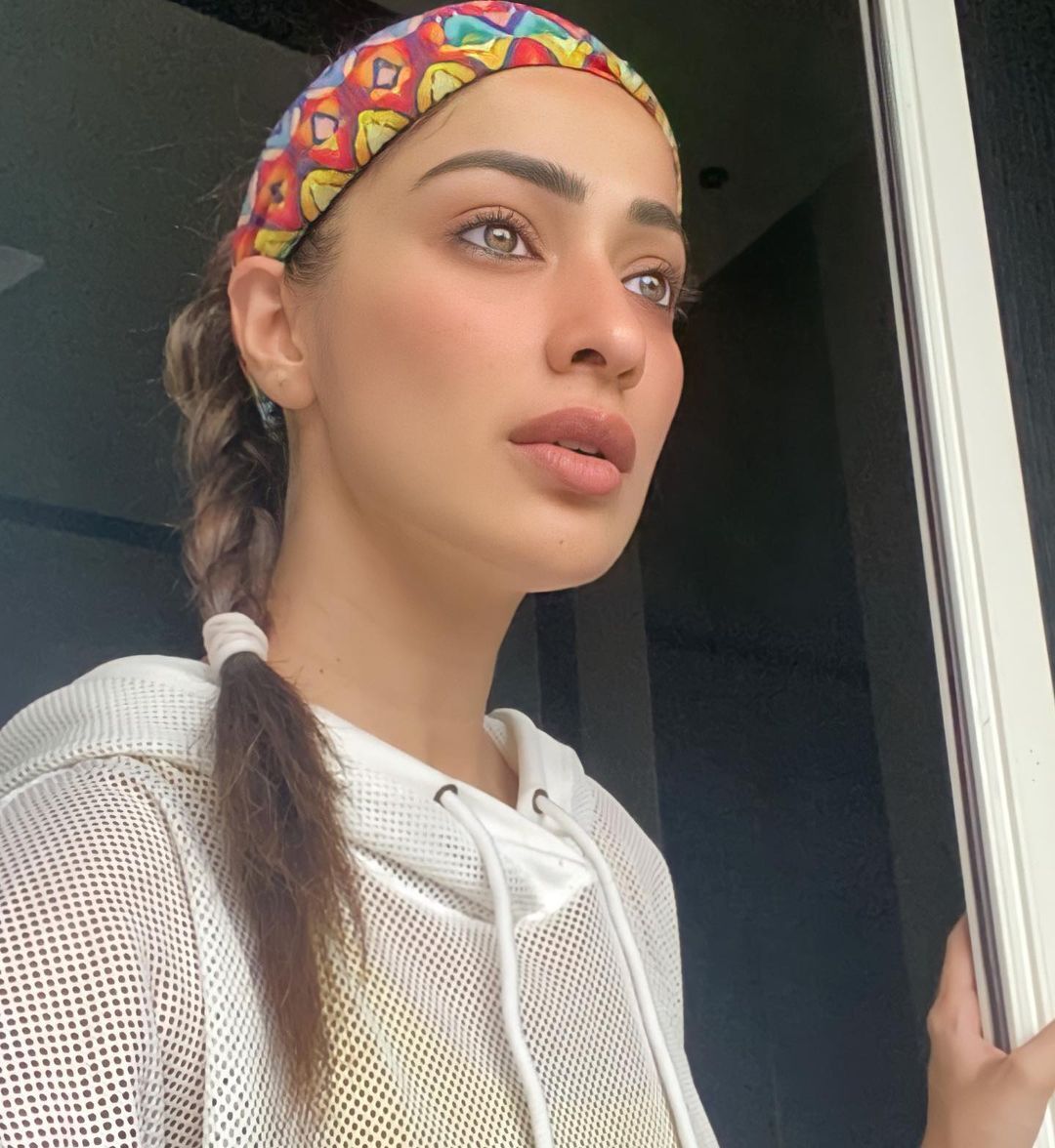 ഇതെന്തൊരു ലുക്ക്? കണ്ണെടുക്കാനുകുന്നില്ലെന്ന് ആരാധകർ;  ലക്ഷ്മി റായിയുടെ ഏറ്റവും പുതിയ ഫോട്ടോകൾ വൈറൽ