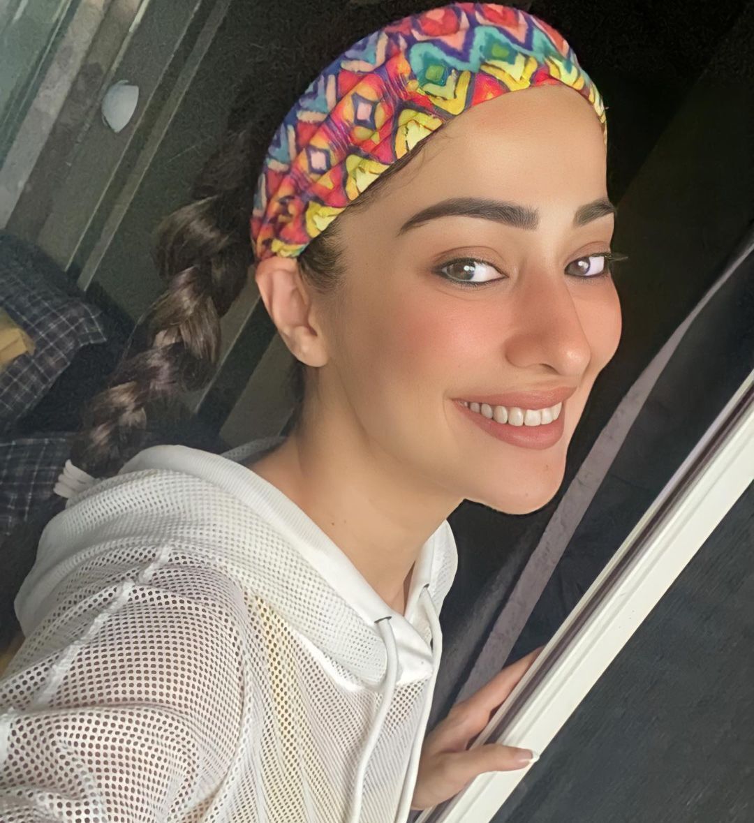 ഇതെന്തൊരു ലുക്ക്? കണ്ണെടുക്കാനുകുന്നില്ലെന്ന് ആരാധകർ;  ലക്ഷ്മി റായിയുടെ ഏറ്റവും പുതിയ ഫോട്ടോകൾ വൈറൽ