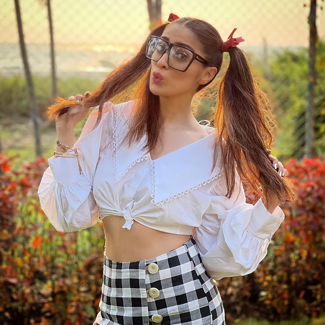 ഇതെന്തൊരു ലുക്ക്? കണ്ണെടുക്കാനുകുന്നില്ലെന്ന് ആരാധകർ;  ലക്ഷ്മി റായിയുടെ ഏറ്റവും പുതിയ ഫോട്ടോകൾ വൈറൽ