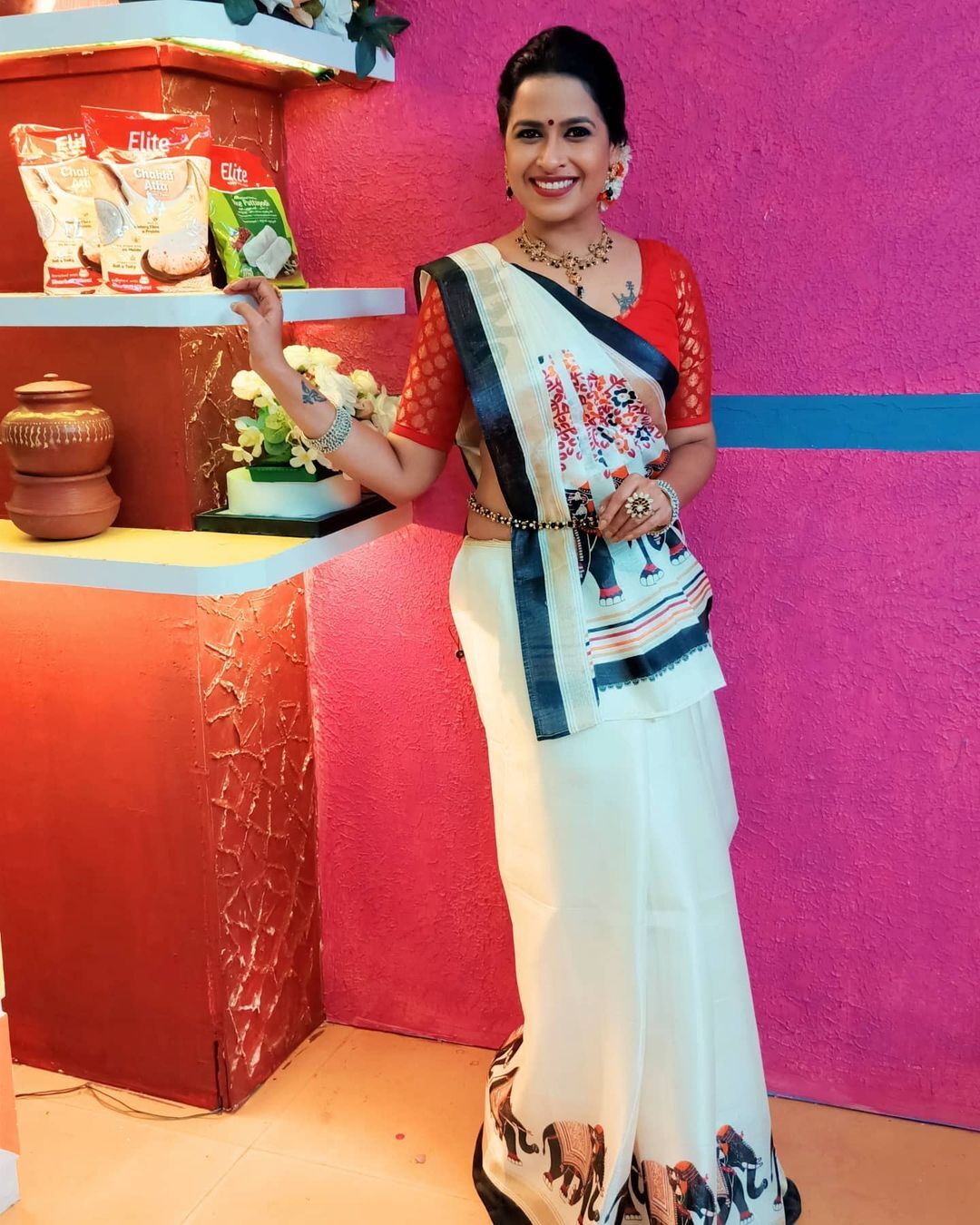 ഓണത്തിന് ഒരുക്കം; നാടൻകുട്ടിയായി സാധിക