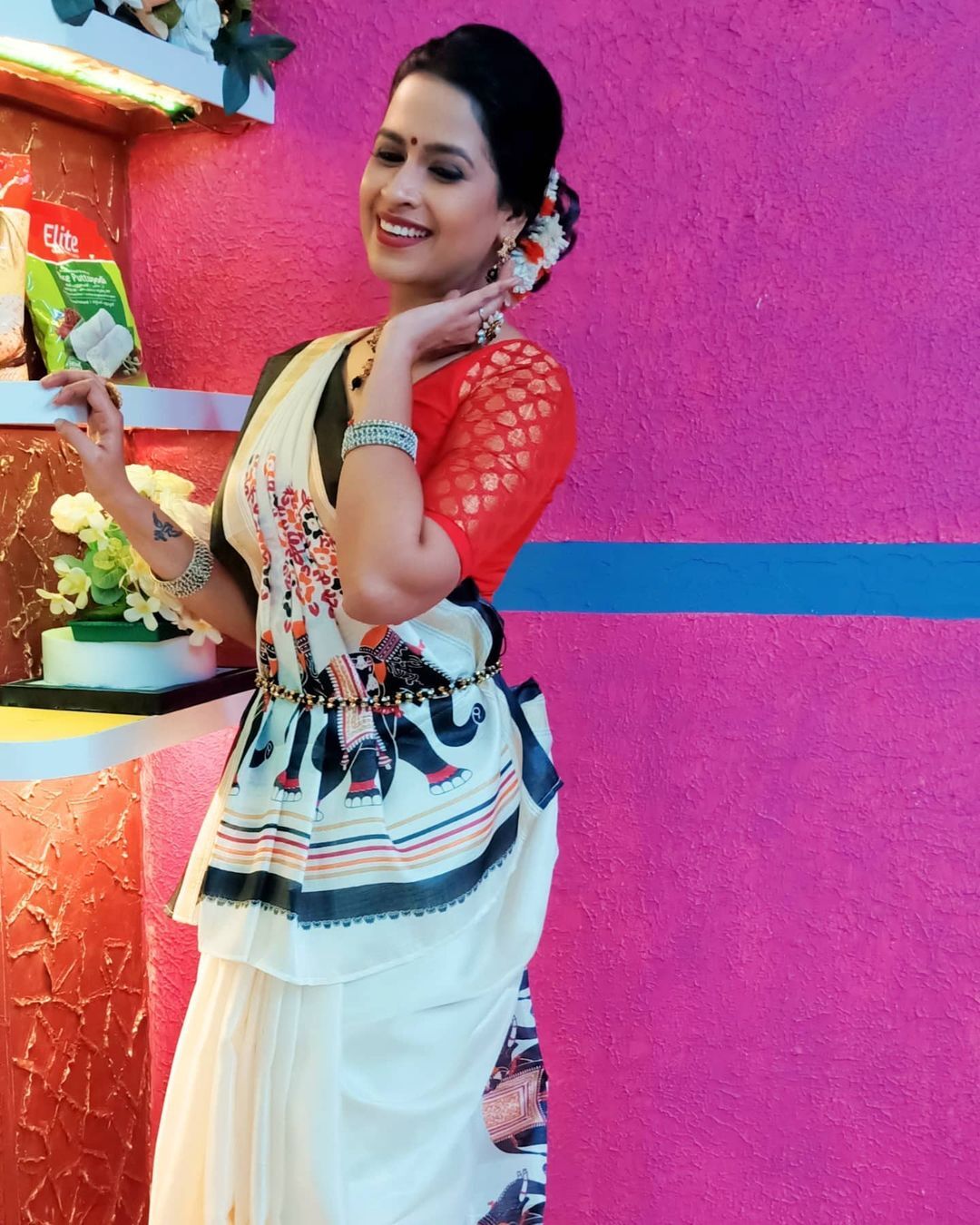 ഓണത്തിന് ഒരുക്കം; നാടൻകുട്ടിയായി സാധിക